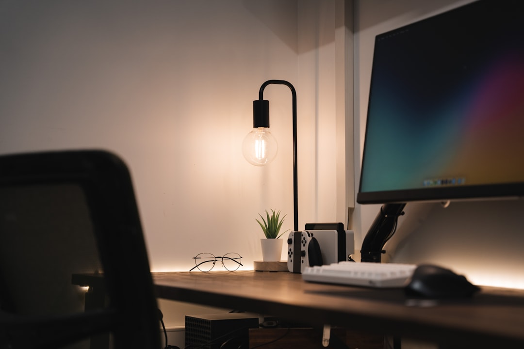 How to Choose the Right Office Desk Lamp for Reducing Eye Strain